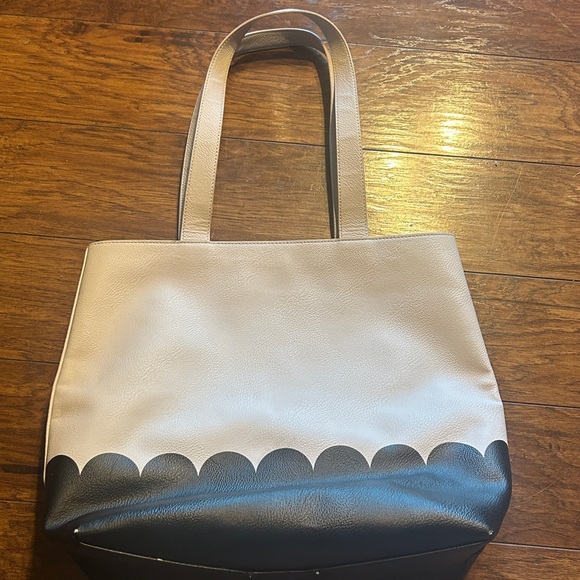 Kate Spade New York
Leather Tote - Picture 12 of 12